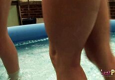 جنس عنيف على السطح مع فتيات مثليات ساخنات يستخدمن ديلدو عملاق