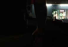 لقاء غير متوقع في ثقب الجدار مع أفراد العائلة.