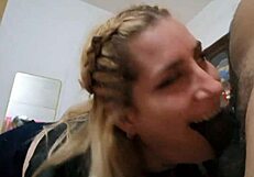 Hermosa rubia mira como la chupa en deepthroat con amateurs