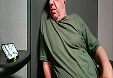 Klaudiaambergirl riceve tributo di sborra selvaggio dal patrigno Molsar sorprendendo il marito