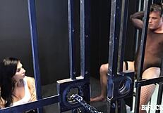 הרפתקת בריחה מהכלא עם זיון דו-מיני בקבוצה פרועה