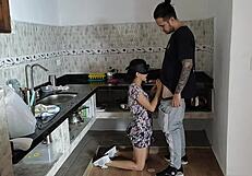 Baiser la sexy femme de ménage latina pendant qu'elle cuisine