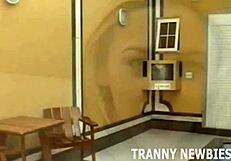 Hey, mach dich bereit für diesen Tranny-Schwanz, der tief in dich gleitet