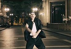 Old predella eats young girl