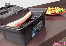 عامل يساعد بيانكا رويفا في إصلاحات المنزل بأدواته