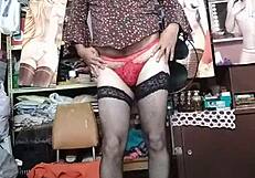 Sexy shemale en tanga roja mostrando lencería caliente y culo