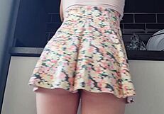 Gostosa cleaning with no panties, so damn hot!