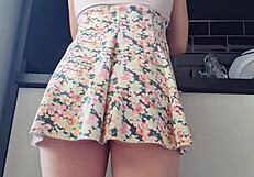 Gostosa cleaning with no panties, so damn hot!