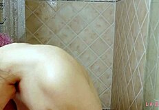 Poglej to rjavolasko tuš show!