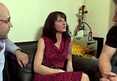 Çoraplı Fransız hatun vahşi üçlü aksiyona katılıyor