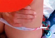 Cogiendo a una estudiante cachonda �me encuentra masturbandome y decide ayudarme con su co�o joven y estrecho