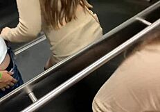 ميلف شقراء منحنية في مصعد عام لجنس مع غريب تم التقاطه بالكاميرا