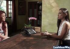 فتاة حمراء جميلة تقص مع شريكة ليزبية لطيفة ثم تحصل على لعق كس