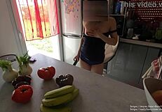 elle se prend un concombre dans la chatte pour la première fois - dazzlingfacegirl