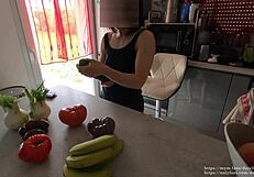 elle se prend un concombre dans la chatte pour la première fois - dazzlingfacegirl