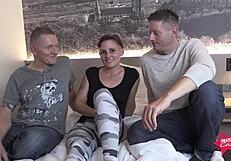 Dünne Schlampe Gefickt Von Tätowierten Rockern In Gruppe