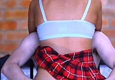 LA TIERNA AMIGA DEJÓ ESCAPAR SUS DESEOS MÁS OCULTOS EN LA PRIVACIDAD DEL APARTAMENTO