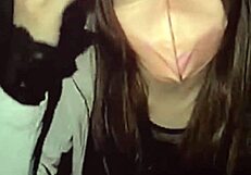 美しいアジアンレディボーイが影でアスを晒しながらオナニー