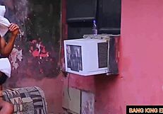 この優しい奥さんのきつい黒人マンコとアナルが近所の変態たちにPOVで伸ばされて、ハードコア自宅プレイ！