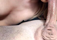 Semen en la boca de la teen 18+ amateur después de blowjob intenso.