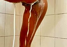 Meu Irmão Filmou Eu Lavando A Buceta Rosa Vermelha No Banheiro