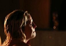 Une Fille Blonde Qui Baise Avec Deux Hommes Murs