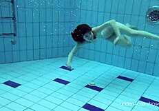 Roxalana Cheh, cette rousse sexy, est époustouflante sous-marine