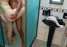 Coloco Una Camara Escondida En El Baño Para Espiarla Cuando Se Quita La Ropa Me Masturbo Cuando Veo Que Se Quita Su Ropa Interior Y Termino Follando Por Accidente Con Ella