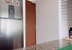 Thief Distracted By Peruvian Petite's Curvy Ass