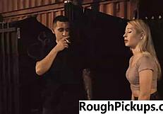 Bisa tahan ngentot kasar sama cewek seksi jemputan?