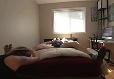 Милф дразни вързания си приятел по чувствителните крака и кура смело, част 1