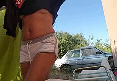 看这个辣妈户外闪现性感屁股和穿孔阴部？