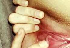 This real amateur girl teaser is a solo masturbation scene featuring a closely shaved vulva, stretching and smothering