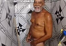 I'm dan�ando with my hard rola in the bathroom