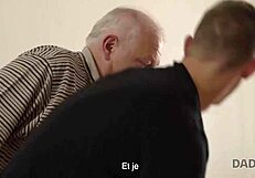 Daddy4K! Starý šedovlasý táta svádí mladou drobnou andělku pro českou fantazii