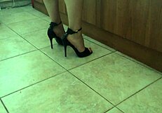 Heel crush cooking in the kitchen