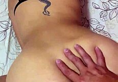 jovencita cabalgando y cogiendo de perrito