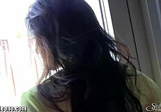 Sunnyleone作为调皮棕发宝贝脱衣秀性感内衣