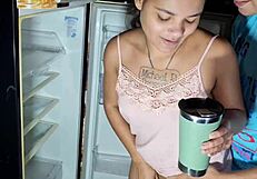 متأخراً في الليل، يشتري ثلاجة لكنه ينيك مؤخرتي