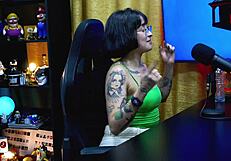 Martina Oliveira shows her wet tits in detail during the podcast!