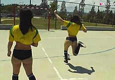 Seksi najboljše prijateljice v grupnem seksu s perverznim trenerjem na prostem pred Americas Cup