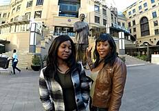 Afrykańskie lesbijki pożerają cipki w pasji sypialni