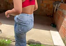 Отново съседът ми предлага пари за секс с него, не можах да откажа. Наведена догистайл свирка и кумшот с голям задник.