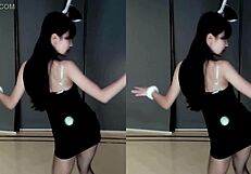 中国可爱女孩用性感舞姿跳舞值得一看