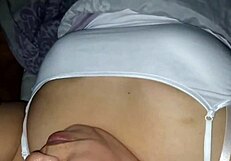 Relajados en la Cama Viendo TV Me Acaricia Mis Tetas