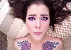 嘿，看Stacy的呻吟和骚话，热brunette真带劲