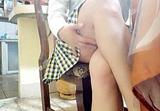 estudiante se masturba mientras su padrastro pasea en casa