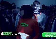 HOLY SHIT, VELMA & FRED FUCK INSTEAD OF SOLVING MYSTERIES IN CREEPY HOUSE! SKINNY COSPLAY BABE IN SOCKS GETS IT HARD.