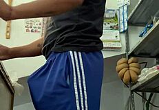 Joven Mexicano Se Masturba En Una Tienda De Abarrotes