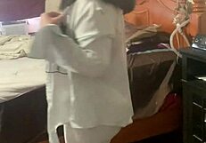 ثديين كبيرين يُغازلان أثناء إدخال أصابع في الكس الرطب بقوة